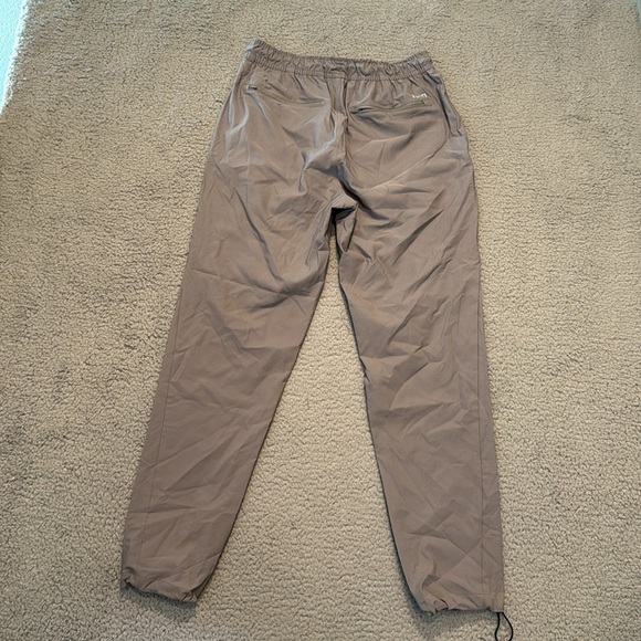 Vuori Men's Train Tech Pant Taupe Jogger Pants Size M Sport workout - Picture 5 of 8